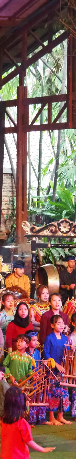 Farbenfrohe Musik- und Theaterveranstaltung – Tradition pur